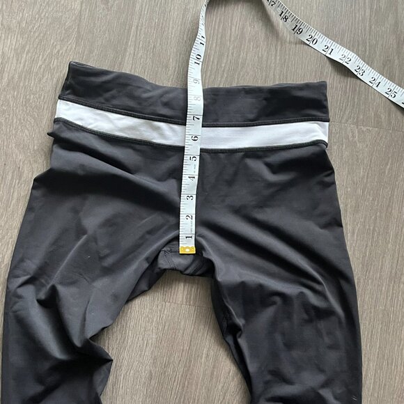 Lululemon Black Cropped Leggings w White Piping Details (& Zipped Back Pocket) - Picture 4 of 13